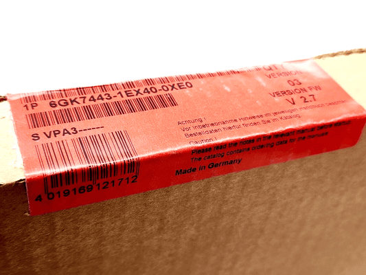 Red label on Siemens 6GK7443-1EX40-0XE0 SIMATIC NET Kommunikationsprozessor box, showing model and firmware details.