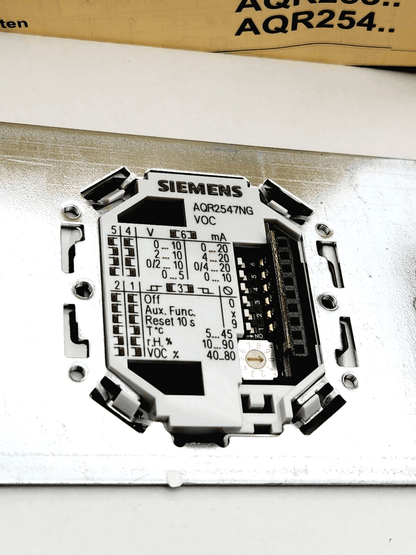 Siemens AQR2547NG Basismodul with integrated VOC measurement, model S55720-S152, showing technical specifications and connections.