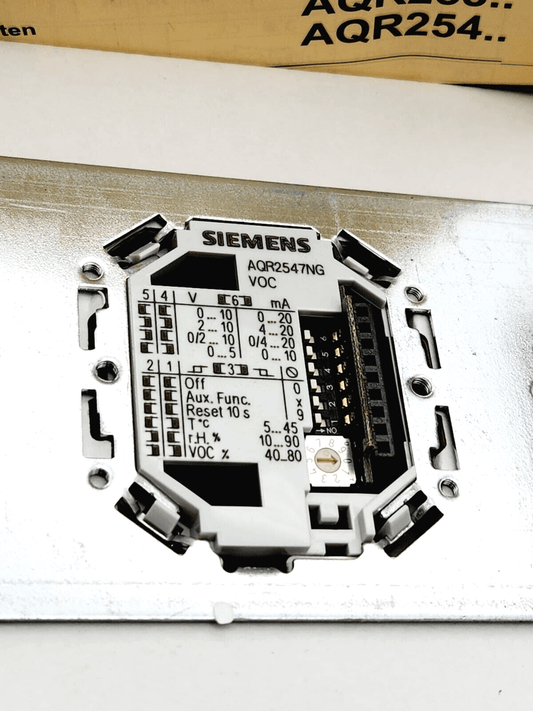 Siemens AQR2547NG Basismodul with integrated VOC measurement, model S55720-S152, showing technical specifications and connections.