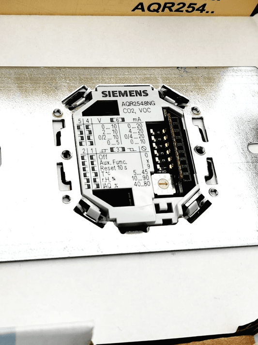 Siemens AQR2548NG base module with integrated VOC and CO2 measurement, model S55720-S154, showing circuit and connectors.