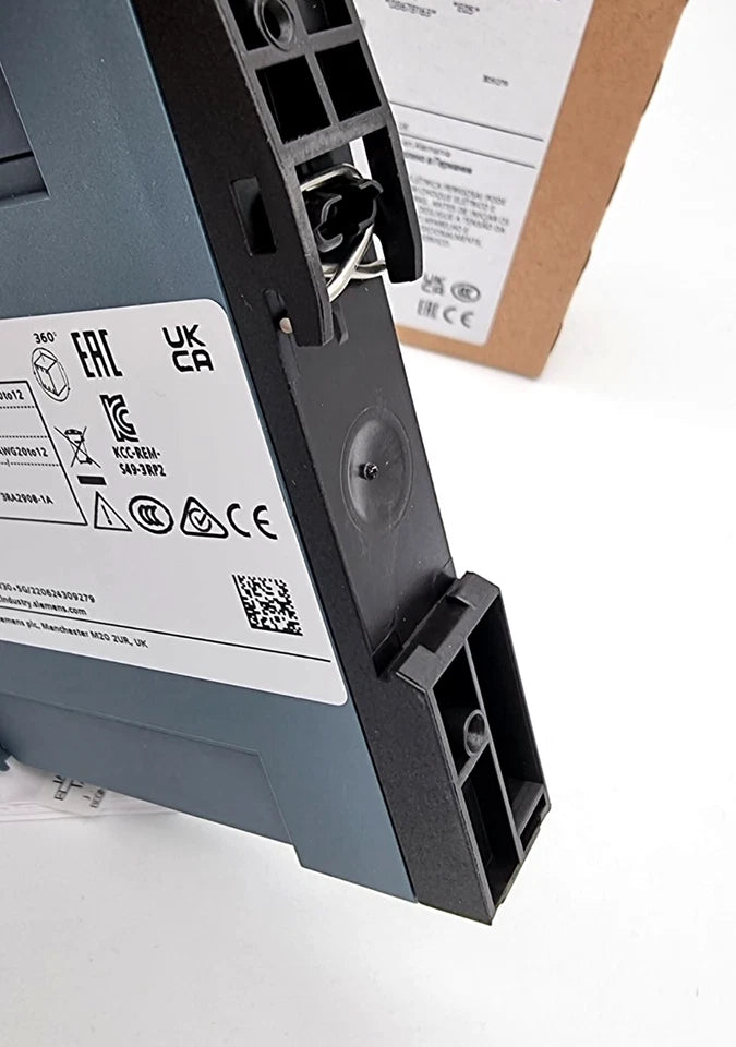 Siemens 3RP2505-2AW30 Zeitrelais Multifunktion 0,05 s...100 h AC/DC 12-240 V with packaging and labels visible.