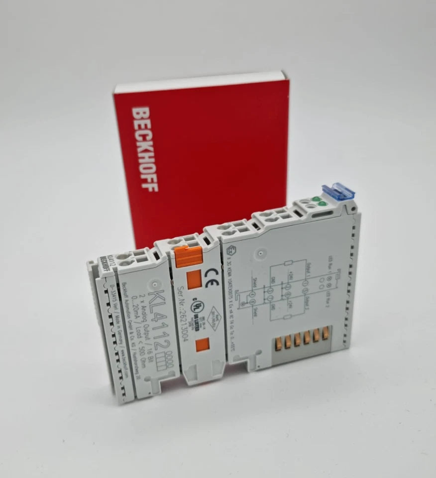 Beckhoff KL4112 Busklemme 2-Kanal-Analog-Ausgang Strom 0…20 mA mit rotem Herstellerhandbuch im Hintergrund