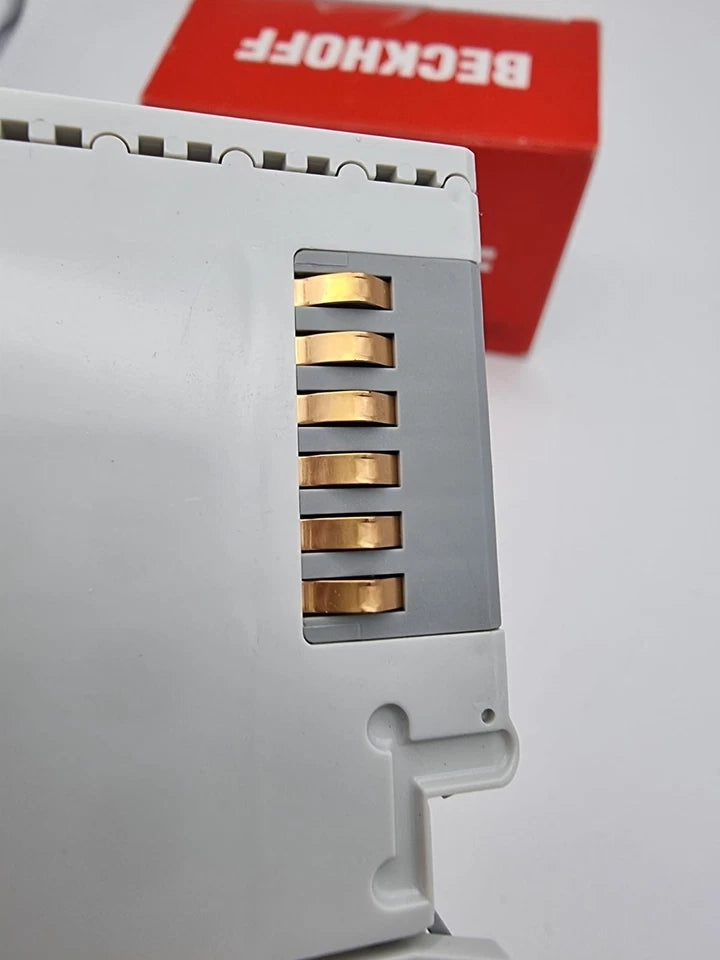 Beckhoff KL9050-0000 Klemmenbusverlängerungs-Kopplerklemme mit originaler Verpackung im Hintergrund