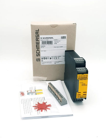 Schmersal 101170840 SRB402EM Ausgangserweiterung module, packaging, and documentation displayed.