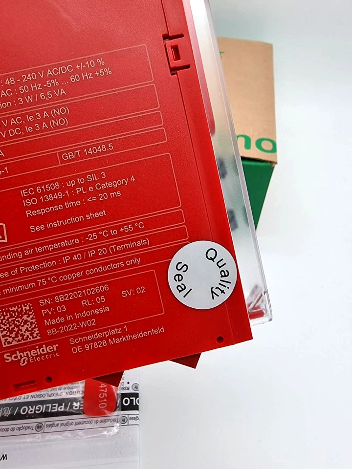 Close-up of Schneider Electric XPSUAF33AP Sicherheitsrelais 48-240VAC/DC showing product details and quality seal sticker.