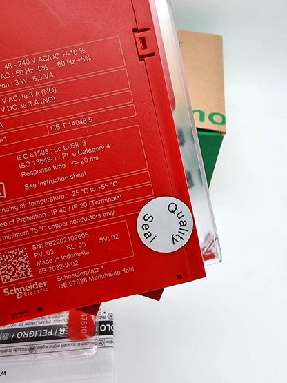 Close-up of Schneider Electric XPSUAF33AP Sicherheitsrelais 48-240VAC/DC showing product details and quality seal sticker.