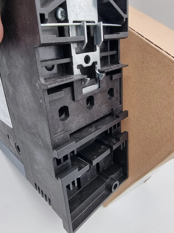 Close-up of Siemens 3RV2042-4JB10 Leistungsschalter Baugröße 63A S3 showing details of the motor starter protector.