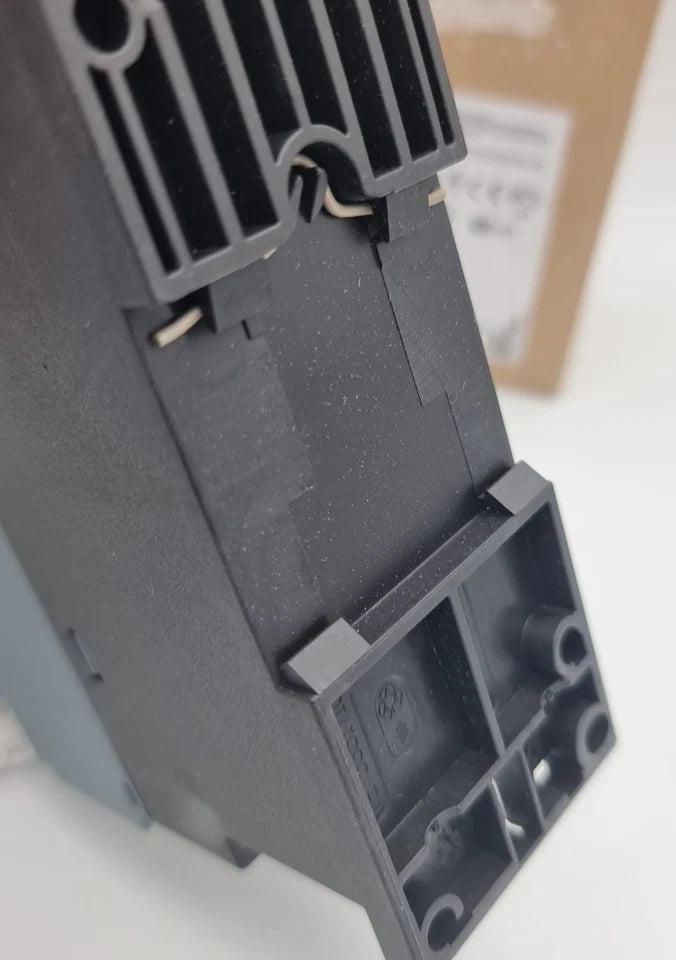 Close-up of Siemens 3RW4026-1BB15 SIRIUS Sanftstarter S0 25 A component, new and original packaging.