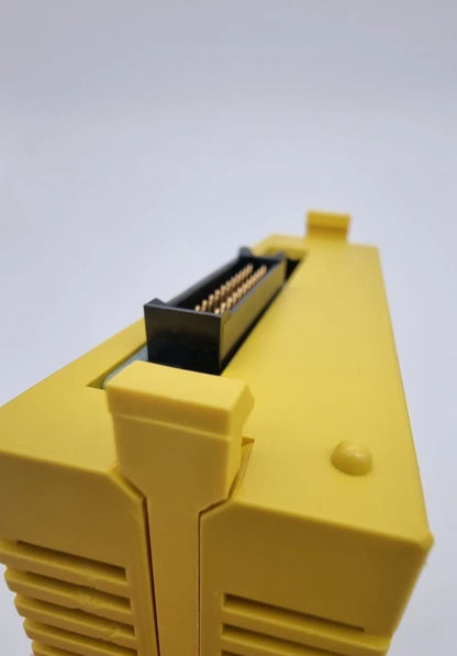 Fanuc A03B-0819-C154 CNC I/O-Modul in gelb, Nahaufnahme von Anschluss und Pins