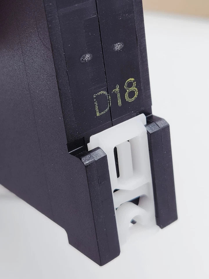 Close-up of Siemens 3TK2820-1AL20 SIRIUS Sicherheitsschaltgerät AC 230 V with D18 marking, showing screw connection details.