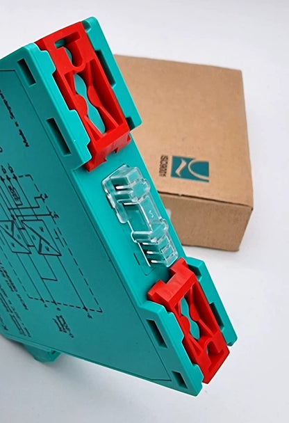 Pepperl+Fuchs 122579 KFD2-CR4-1.2O Transmitterspeisegerät, neu in Originalverpackung, Signaltrenner mit rotem und grünem Gehäuse.