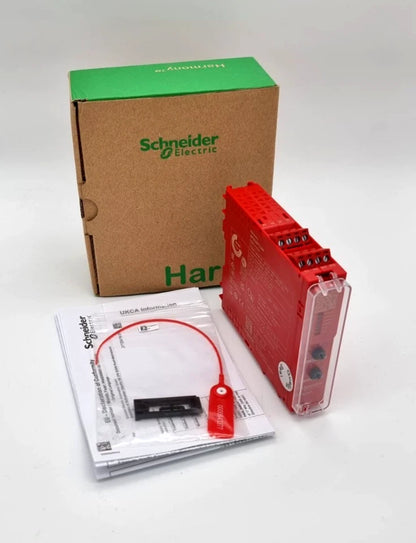 Schneider Electric XPSUAF13AP Sicherheitsrelais Harmony Universal 24VAC 24VDC with packaging and accessories displayed on a table.