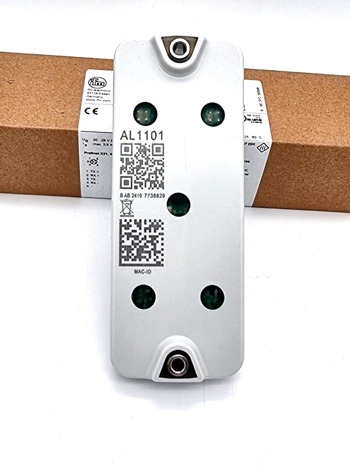 ifm AL1101 IO-Link Master PROFINET-Schnittstelle SL PN 4P IP69K in Verpackung vor weißem Hintergrund
