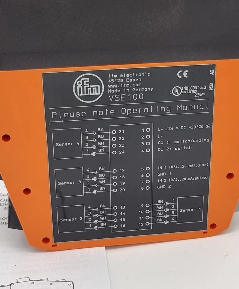 ifm efector800 VSE100 Diagnoseelektronik für Schwingungssensoren, orange Gehäuse mit Anschlussübersicht und Anleitung.