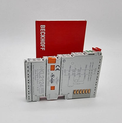 Beckhoff KL2124 Busklemme 4-Kanal-Digital-Ausgang 5 V DC 20 mA, neu und originalverpackt mit rotem Hintergrund zur Darstellung.