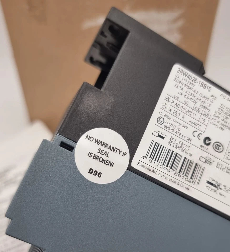 Label on Siemens 3RW4026-1BB15 SIRIUS Sanftstarter S0 25 A with warranty seal warning.