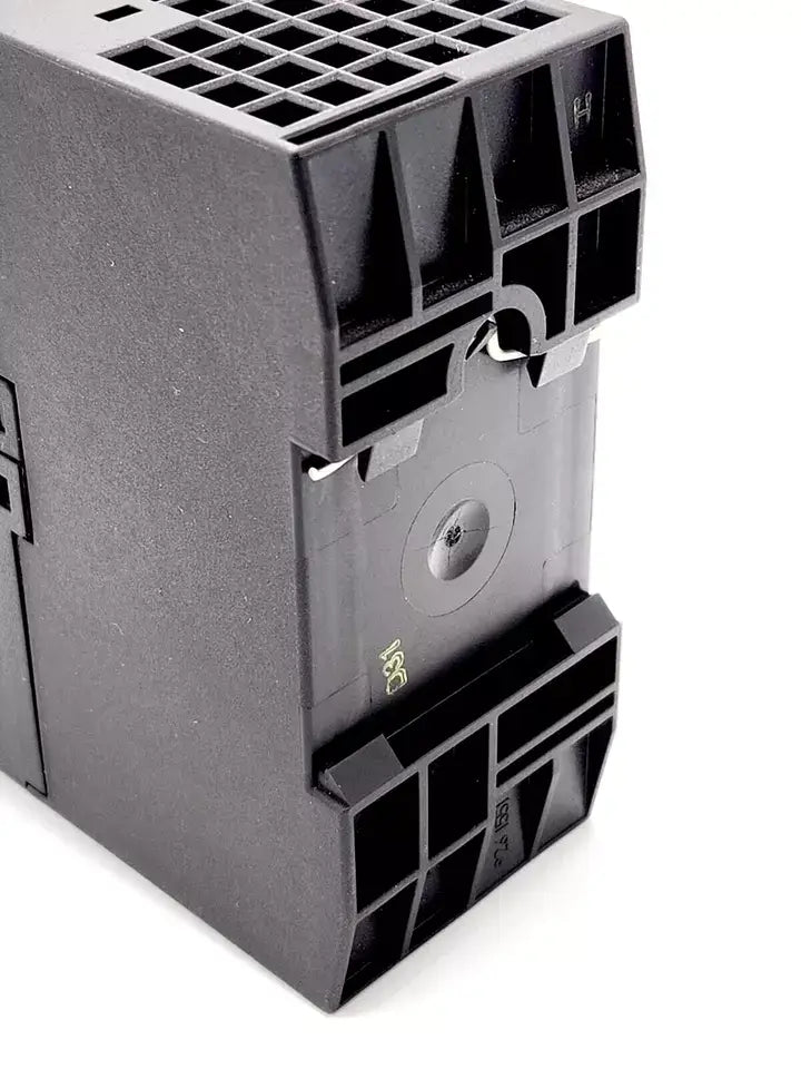 Siemens SIRIUS 3RK3251-2AA10 Erweiterungsmodul for modular safety system, showcasing its fail-safe relay outputs and design.