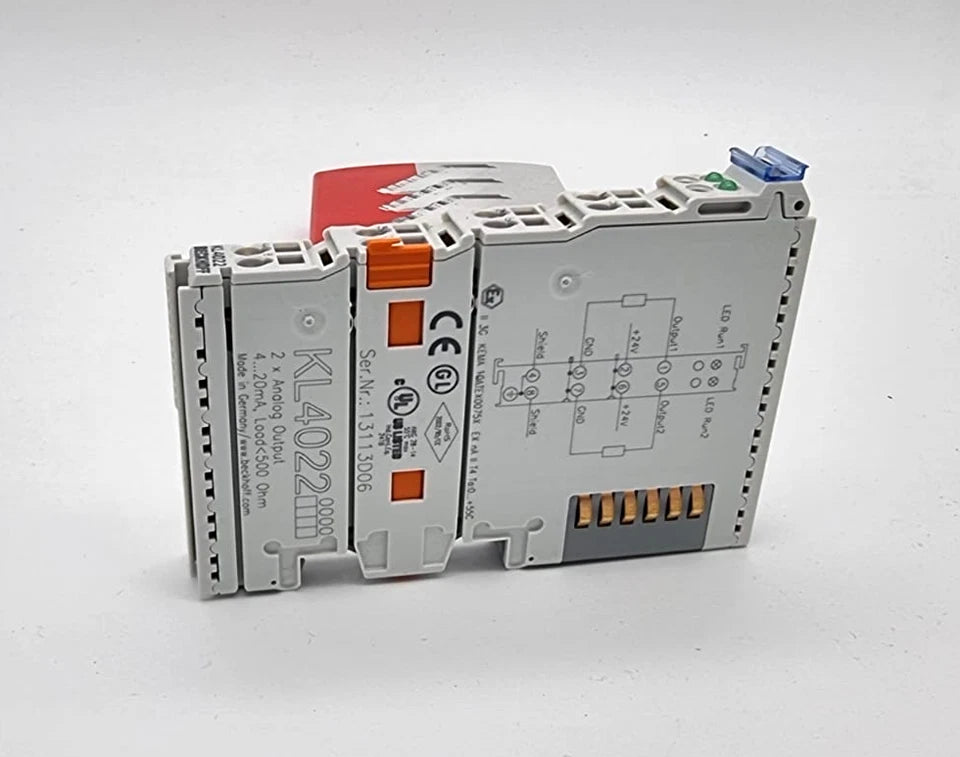 Beckhoff KL4022 Busklemme 2-Kanal-Analog-Ausgang Strom 4…20 mA, originalverpackt, im Bild von der Seite auf weißem Hintergrund.