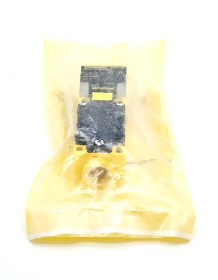 Turck 1538303 NI5U-CP40-VP4X2 inductive sensor in packaging, features durable PBT-GF30-V0 construction and LED indicators.