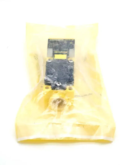 Turck 1538303 NI5U-CP40-VP4X2 inductive sensor in packaging, features durable PBT-GF30-V0 construction and LED indicators.
