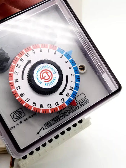 Grässlin Zeitschaltuhr Typ T timer switch, 220V 50Hz, 10A 250V, mechanical time control dial in protective casing.