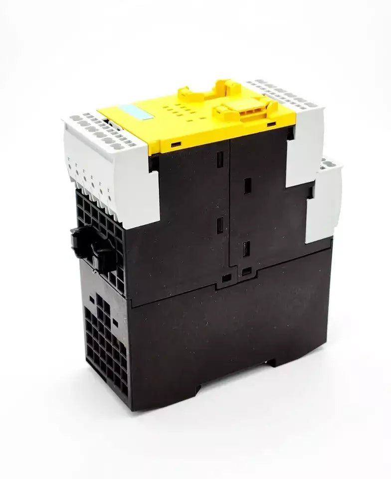 Siemens 3RK3251-2AA10 SIRIUS Erweiterungsmodul for 3RK32 safety system, 24V DC, 4/8 fail-safe relay outputs, black and yellow design.