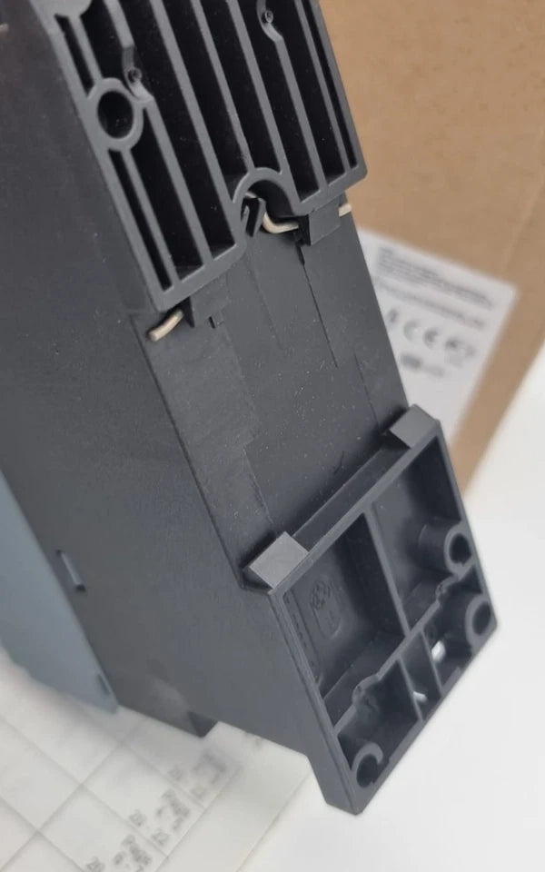 Siemens 3RW3027-1BB04 SIRIUS Sanftstarter S0 32 A, compact design, shown in close-up with technical specifications visible.