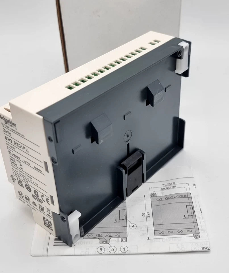Schneider Electric SR2E201FU 100–240 V AC Smart-Relais Zelio Logic, neu und originalverpackt, kompakt ohne Display auf grauem Hintergrund.