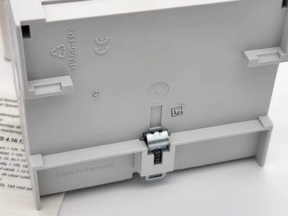 Rückansicht des ABB 2CDG110088R0011 LR/S 4.16.1 Lichtregler 4fach KNX im Originalzustand, mit Verpackung und technischen Daten