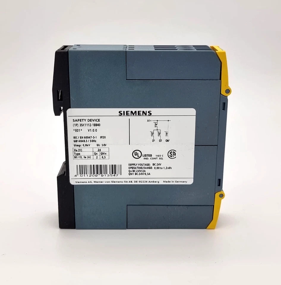 Siemens 3SK1112-1BB40 SIRIUS Sicherheitsschaltgerät Grundgerät Us = 24 V DC, on white background