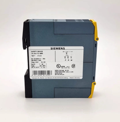 Siemens 3SK1112-1BB40 SIRIUS Sicherheitsschaltgerät Grundgerät Us = 24 V DC, on white background