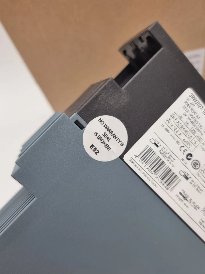Close-up view of Siemens 3RW3027-1BB04 SIRIUS Sanftstarter S0 32 A label and warranty sticker.