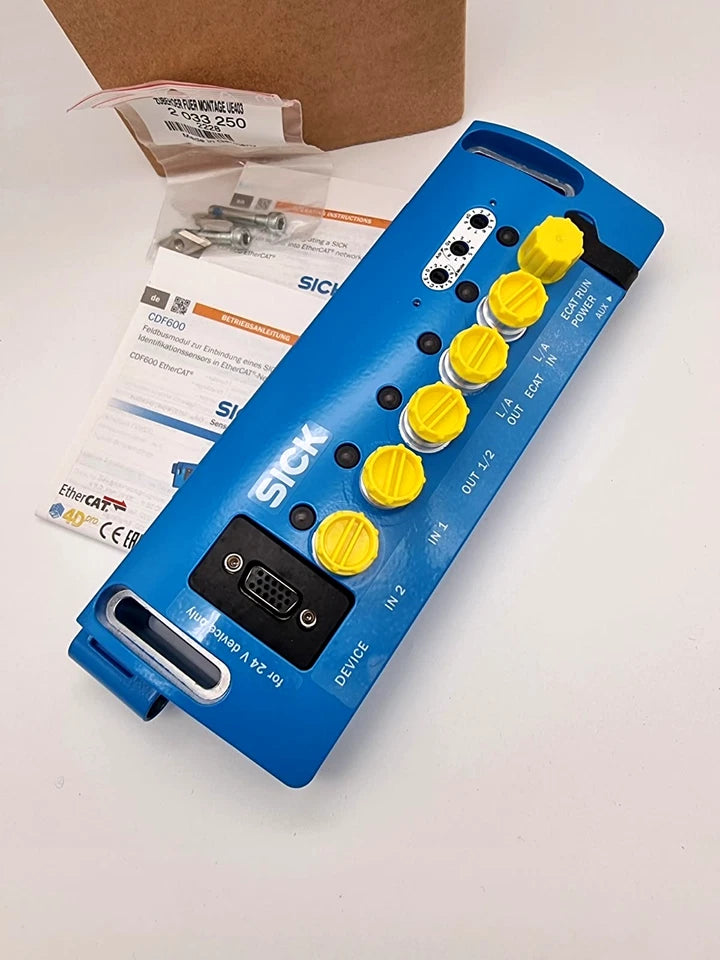 Sick 1052291 CDF600-0300 Netzwerkgerät CDF with user manuals and packaging on a white background.