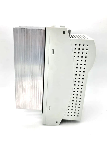 Lenze 13470118 ECSEA004C4B Achsmodul 4.0A Servo-Achsverstärker, neu und originalverpackt, Seitenansicht des Geräts