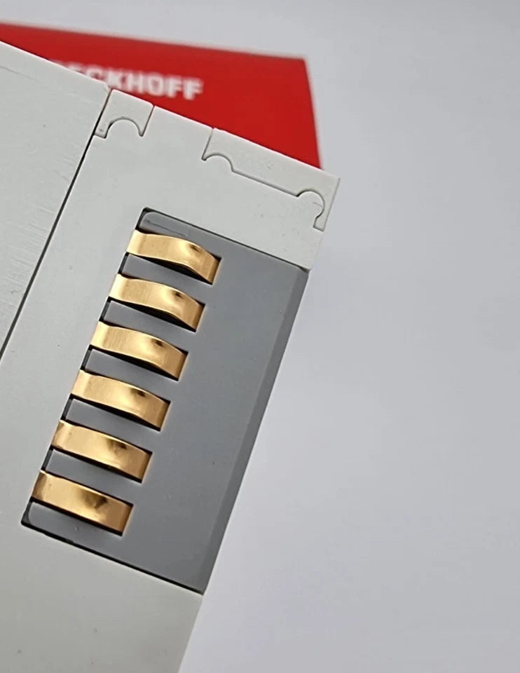 Close-up of Beckhoff KM1012-0001 / KM1012 Busklemmenmodul 16-Kanal-Digital-Eingang 24 V DC, showcasing connector details.