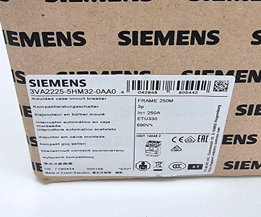 Siemens 3VA2225-5HM32-0AA0 Leistungsschalter 250V 3-polig product packaging with technical specifications label.