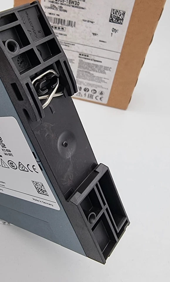 Siemens 3RP2505-1BW30 Zeitrelais 0,05 s...100 h AC/DC 12-240 V in packaging, showing product label and details.