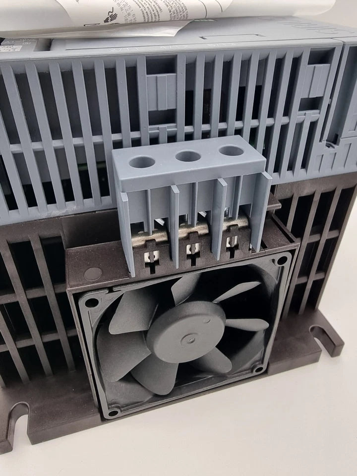 Siemens 3RW5513-1HA04 SIRIUS Sanftstarter 200-480 V 13 A AC/DC 24 V back view with cooling fan and connections