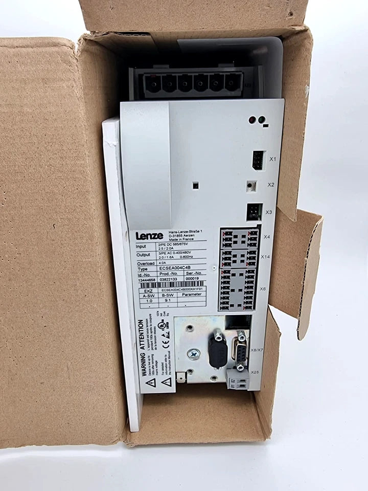 Lenze 13470118 ECSEA004C4B Achsmodul 4.0A in original packaging with manual, showcasing product label and ports.