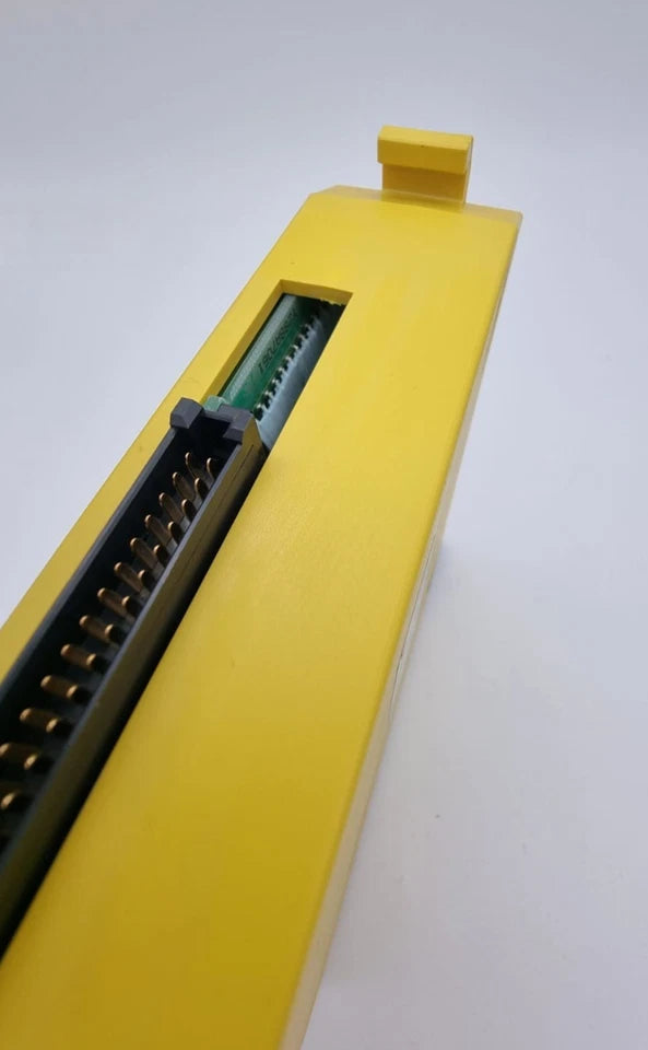 Fanuc A03B-0819-C011 CNC I/O-Modul in gelbem Gehäuse, Ansicht auf Steckverbinder und grüne Komponente