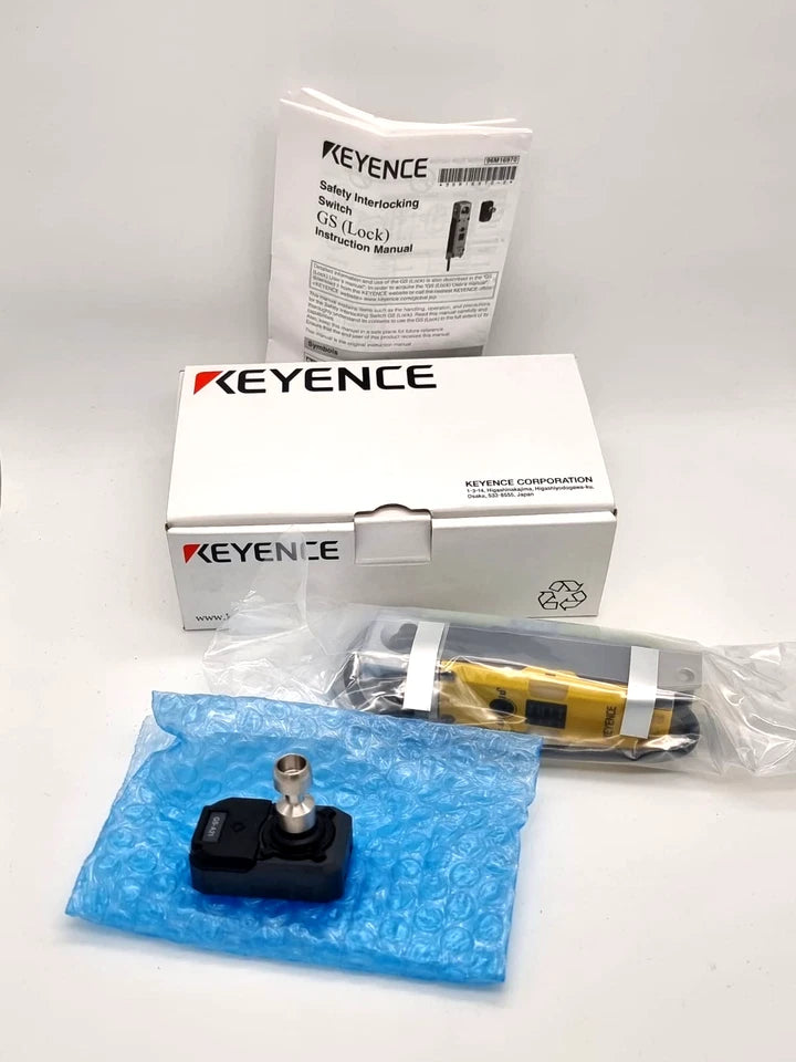 Keyence GS-51PC Sicherheitsschalter | sealed, originalverpackt mit Anleitung und Zubehör in blauem Schutzmaterial.