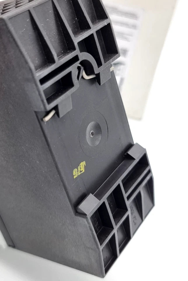 Siemens 3TK2825-1AJ20 SIRIUS Sicherheitsschaltgerät AC 115 V, black casing, rear view display with connectors visible.