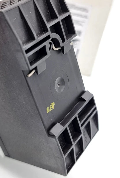 Siemens 3TK2825-1AJ20 SIRIUS Sicherheitsschaltgerät AC 115 V, black casing, rear view display with connectors visible.