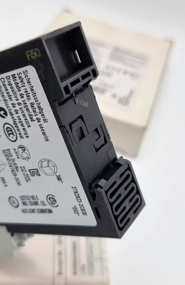Siemens 3TK2823-2CB30 SIRIUS Sicherheitsschaltgerät AC/DC 24 V 2S, showing product label and connectors.