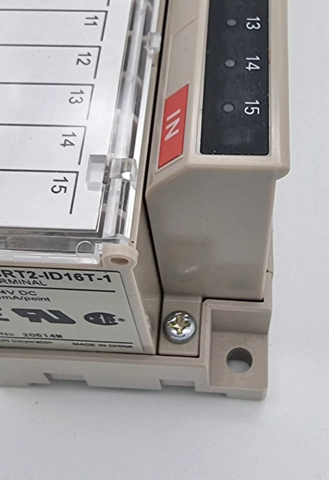 Omron SRT2-ID16T-1 Remote I/O Modul 16-kanaliger Digitaleingang 24V DC, Nahaufnahme des Moduls in beschädigter Originalverpackung