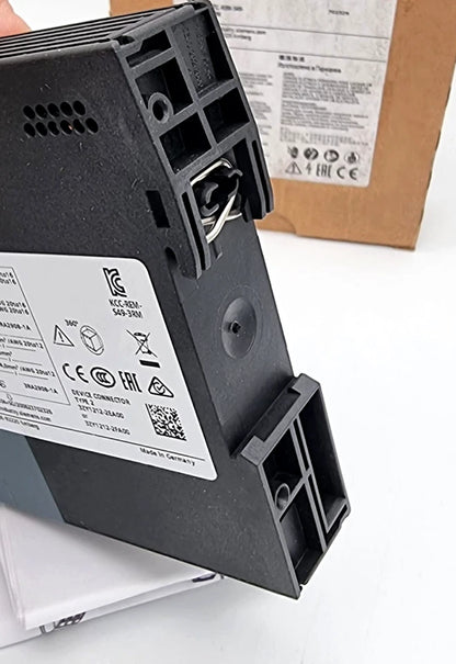 Siemens 3RM1002-2AA04 Direktstarter 0,4-2,0A 24V PUSH-IN, close-up of product label and casing in original packaging.