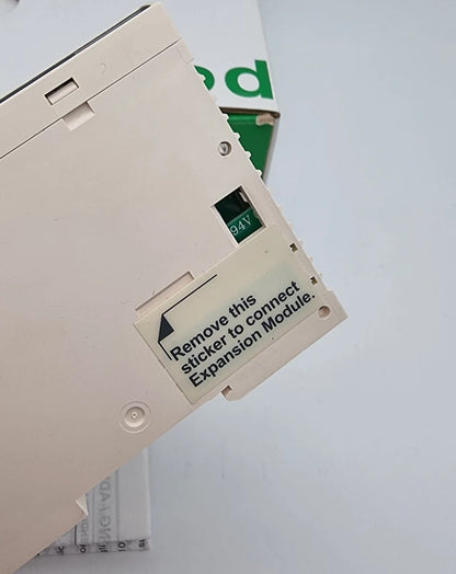 Detailansicht des Schneider Electric TM2DDO8TT Diskretes Ausgangsmodul Modicon M238 mit Hinweis zur Entfernen des Aufklebers.