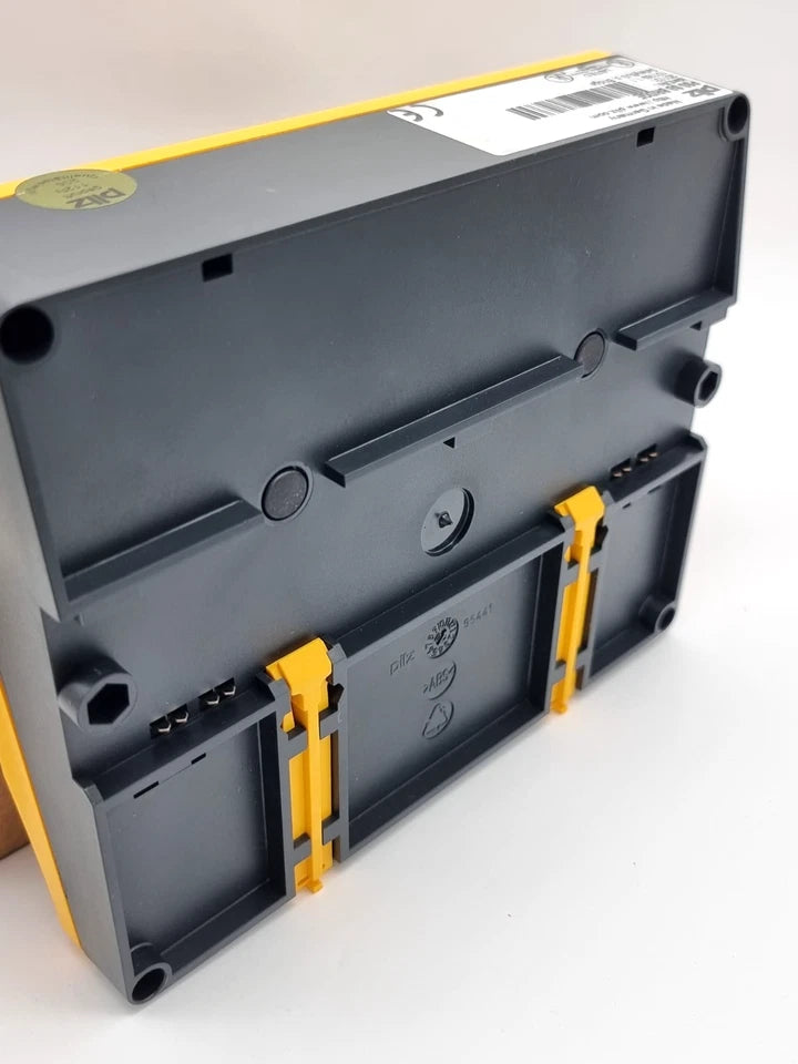 Pilz 301131 PSS SB BRIDGE sicheres BRIDGE-Modul, neues Sicherheitssteuerungsgerät in detaillierter Nahaufnahme, gelbes Gehäuse.