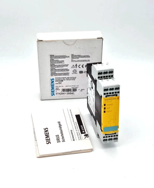 Siemens 3TK2841-2BB40 Sicherheitsschaltgerät DC 24 V with packaging and manual shown in background.