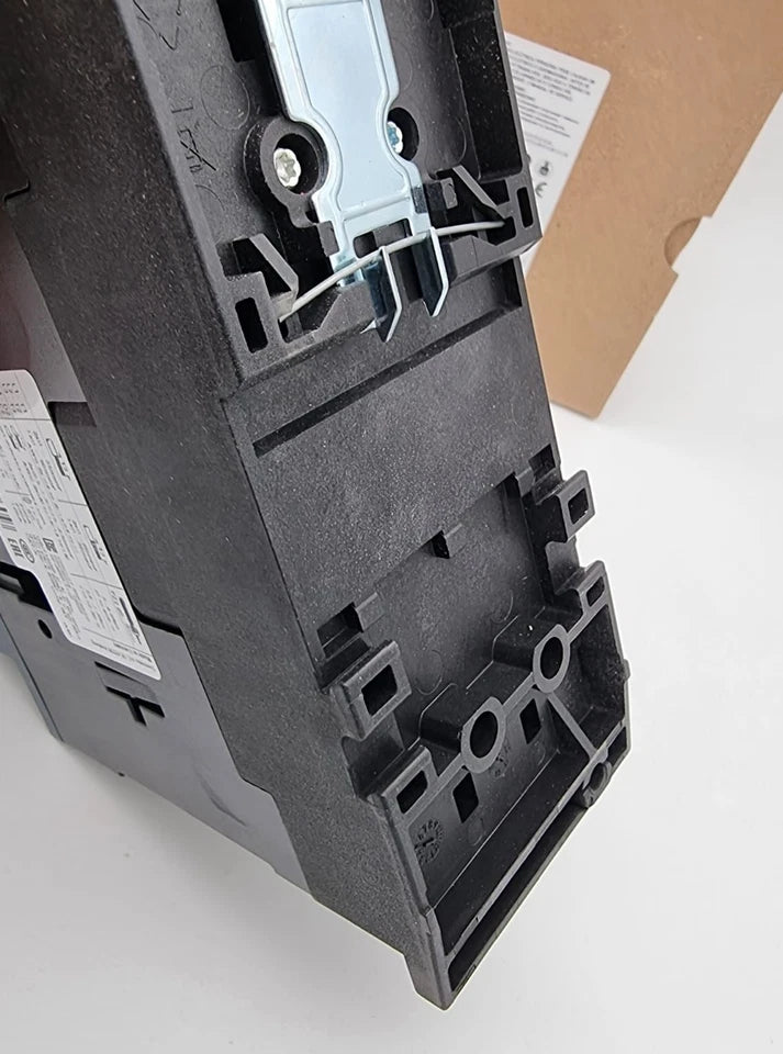 Siemens 3RV2031-4RA10 Leistungsschalter 80A in original packaging, showcasing device design and specifications.